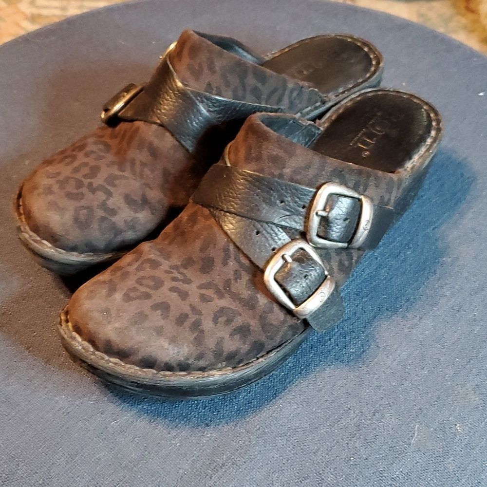 Born Women’s size 8 animal cheetah/ leopard print slip on mules‎ Clog Sandals